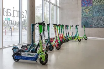 Hulaj ART. Hulajnogi Lime we Wrocławiu zmieniły swoje barwy.