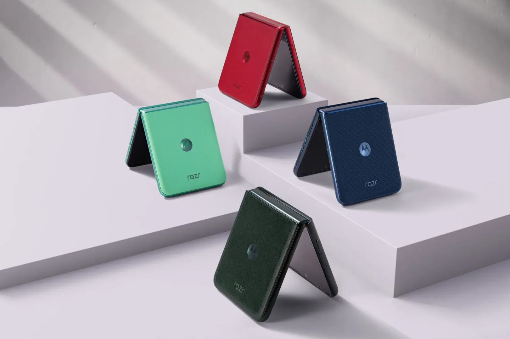 Smartfony Motorola do 1000 zł taniej. Zobacz jak oszczędzić Smartfony Motorola w ofercie promocyjnej. Na zdjęciu model razr 60.