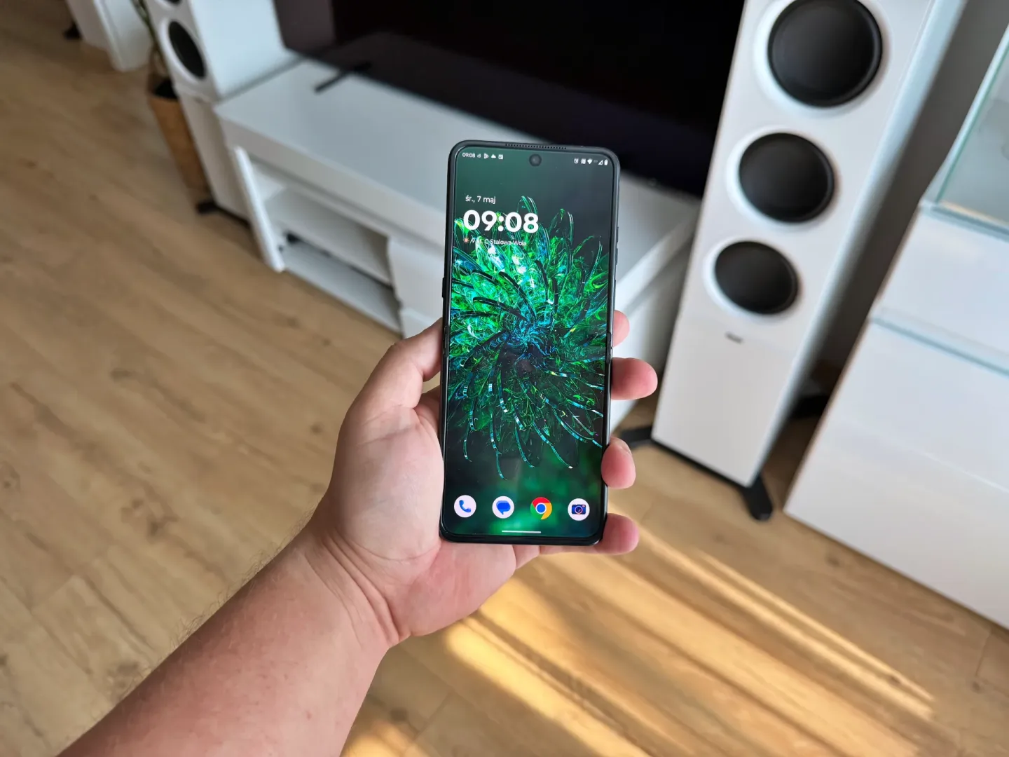 Smartfony Motorola do 1000 zł taniej. Zobacz jak oszczędzić Smartfon z klapką motorola razr 60 ultra. Fot.: MenWorld.pl.