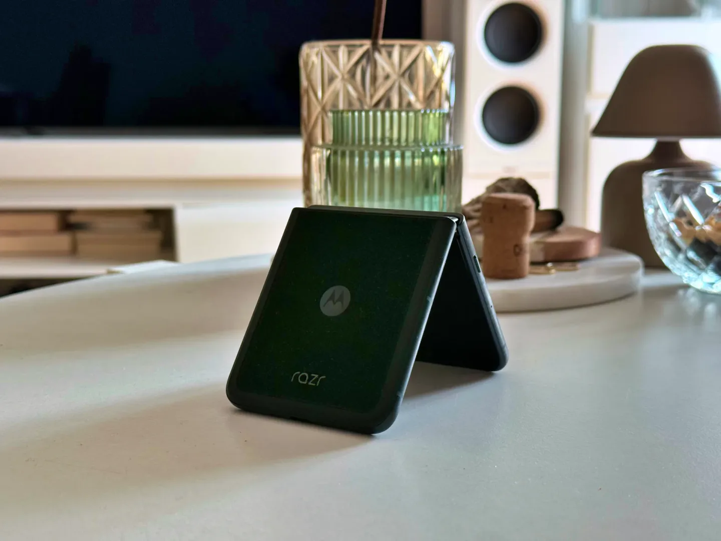 Styl i Alcantara. Ma je motorola razr 60 ultra. Jest świetna Smartfon z klapką motorola razr 60 ultra. Fot.: MenWorld.pl.