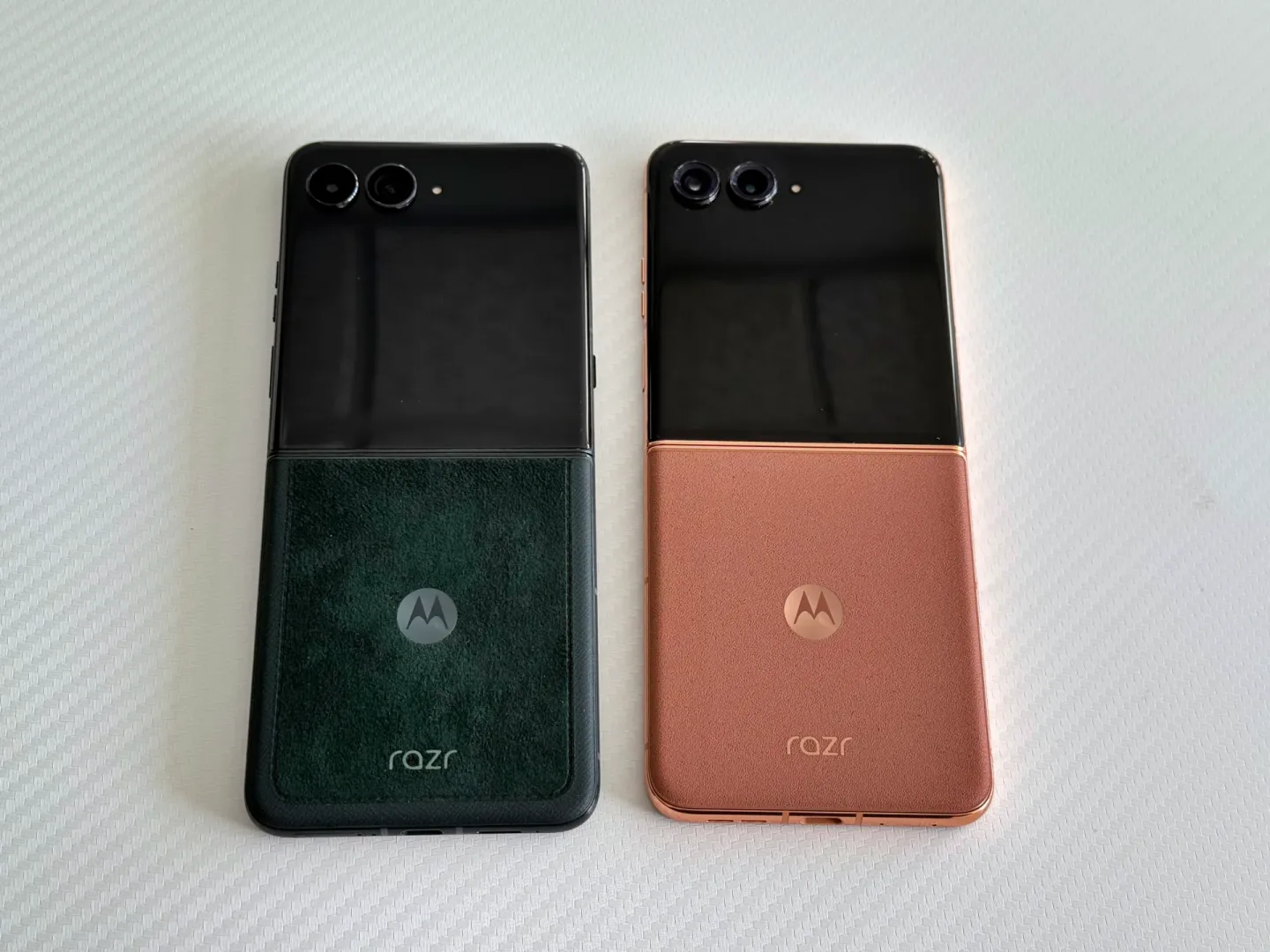 Styl i Alcantara. Ma je motorola razr 60 ultra. Jest świetna Smartfon z klapką motorola razr 60 ultra. Fot.: MenWorld.pl.