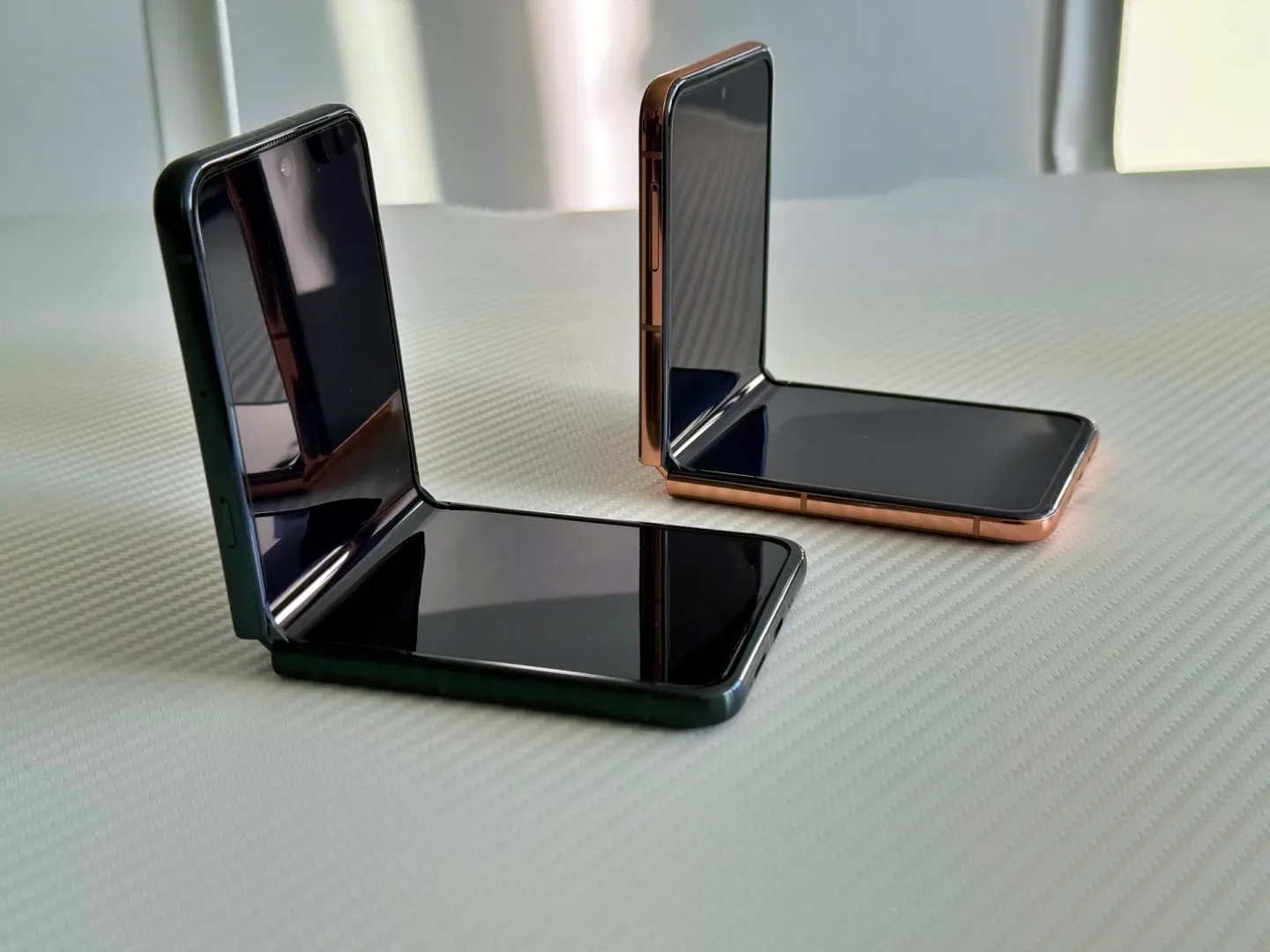 Styl i Alcantara. Ma je motorola razr 60 ultra. Jest świetna Smartfon z klapką motorola razr 60 ultra. Fot.: MenWorld.pl.