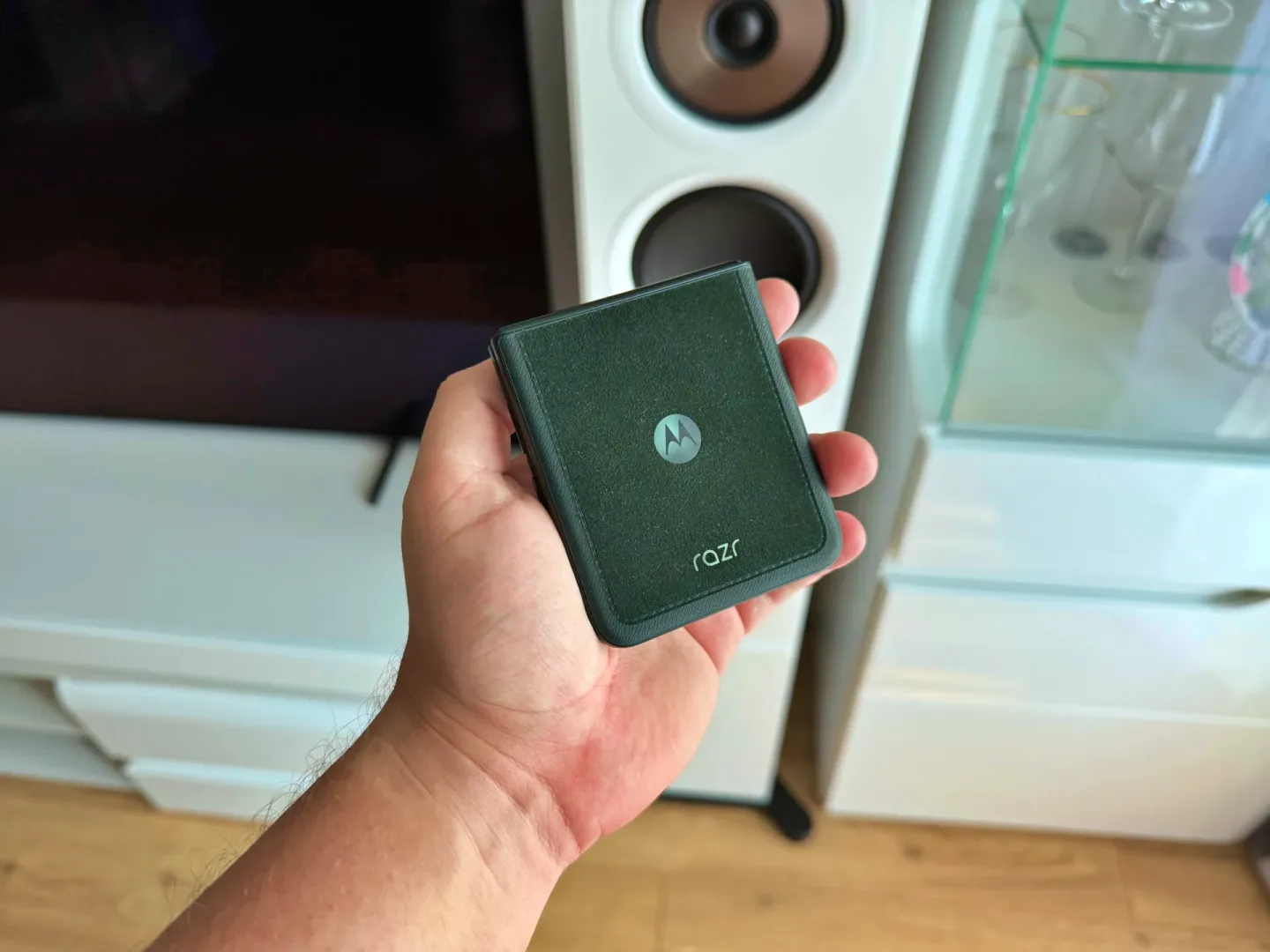 Styl i Alcantara. Ma je motorola razr 60 ultra. Jest świetna Smartfon z klapką motorola razr 60 ultra. Fot.: MenWorld.pl.