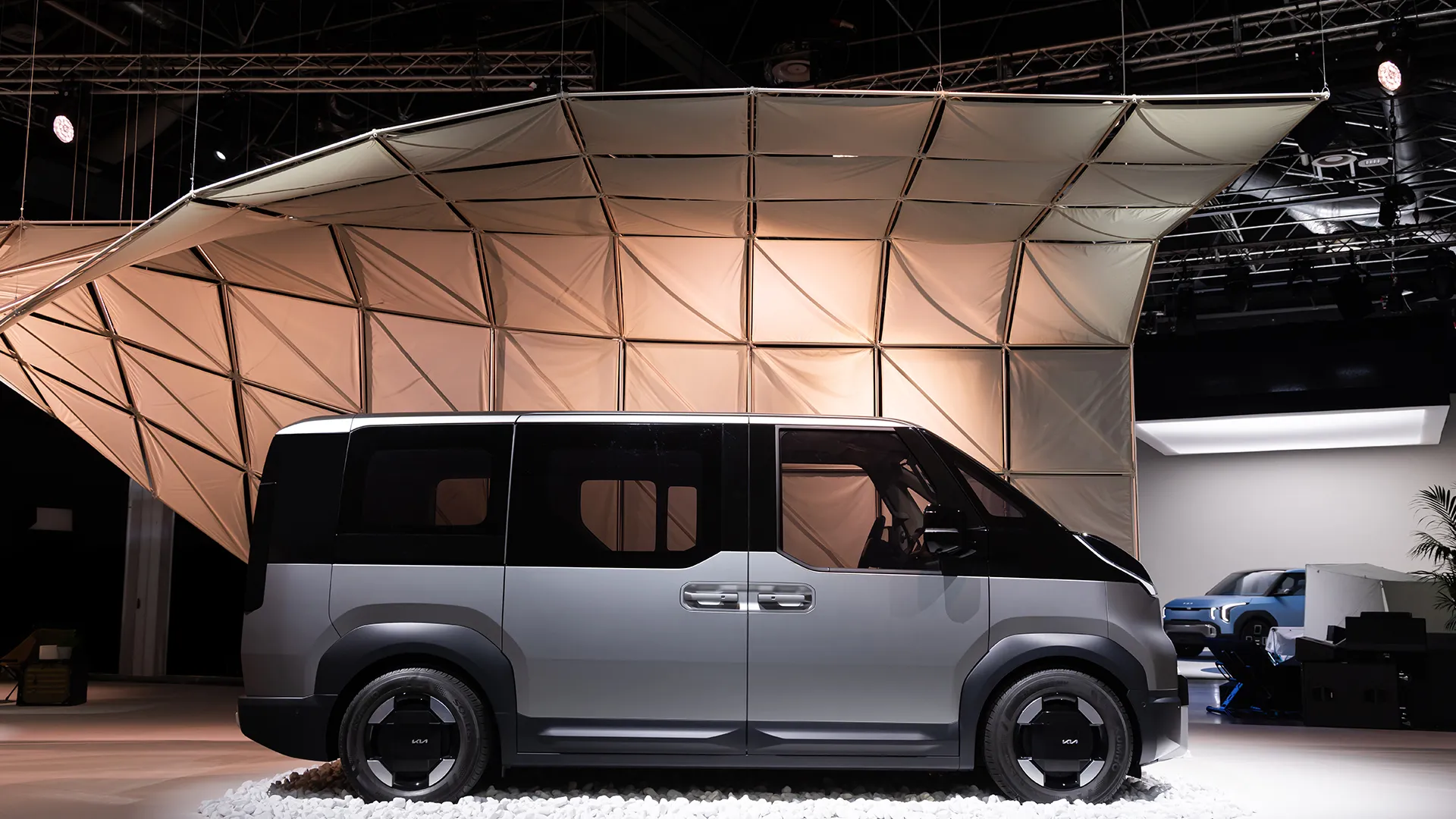 Kia PV5 dostępna w Polsce. Czy elektryczny VAN się przyjmie? Nowy elektryczny VAN KIA PV5 w wersji osobowej i dostawczej.