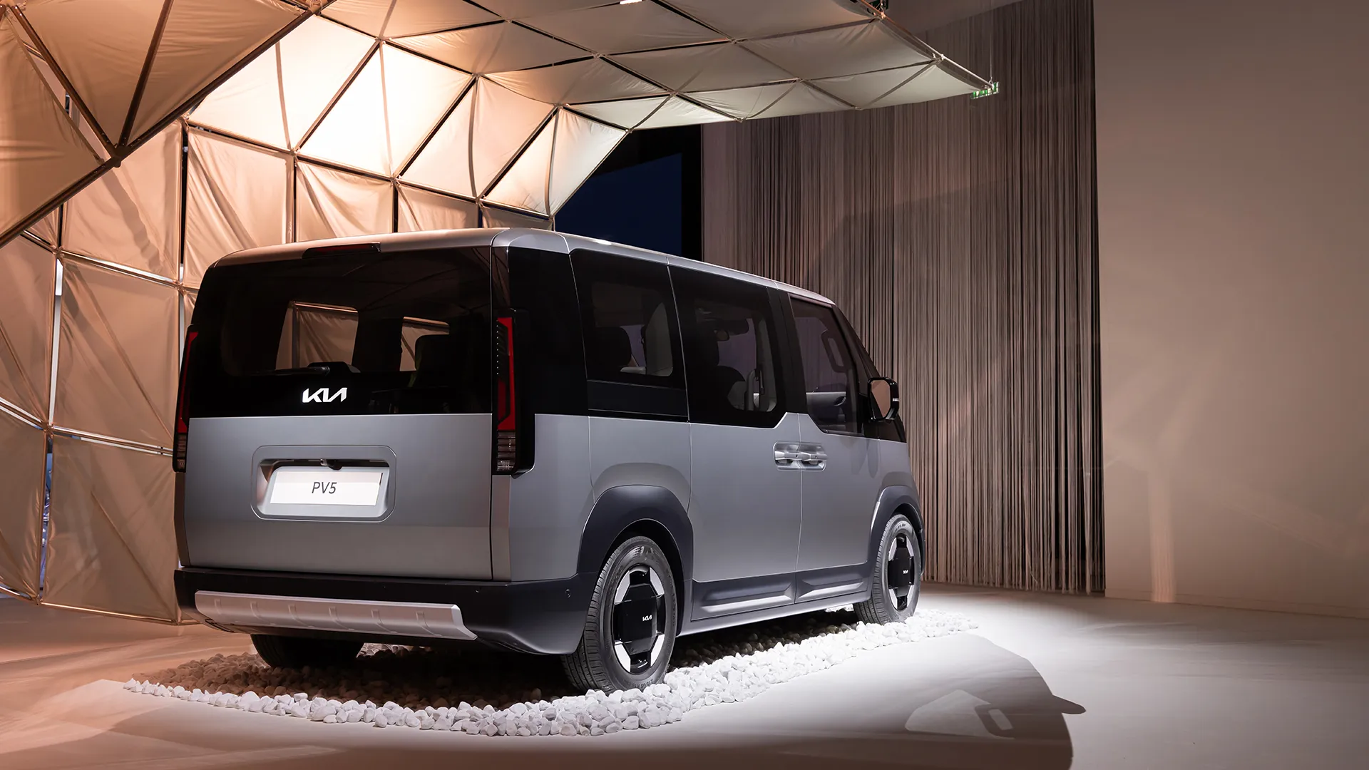 Kia PV5 dostępna w Polsce. Czy elektryczny VAN się przyjmie? Nowy elektryczny VAN KIA PV5 w wersji osobowej i dostawczej.