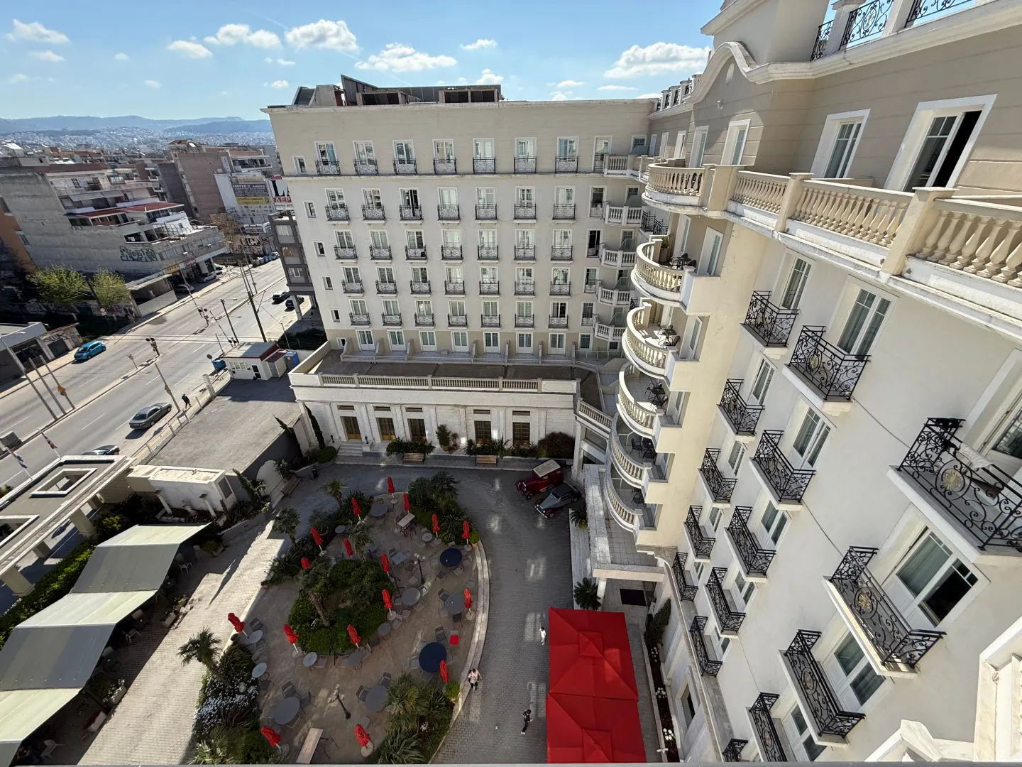 Spałem w Grand Hotel Palace w Salonikach. Warto go wybrać? Widok z okna w pięciogwiazdkowym hotelu Grand Hotel Palace w Salonikach.