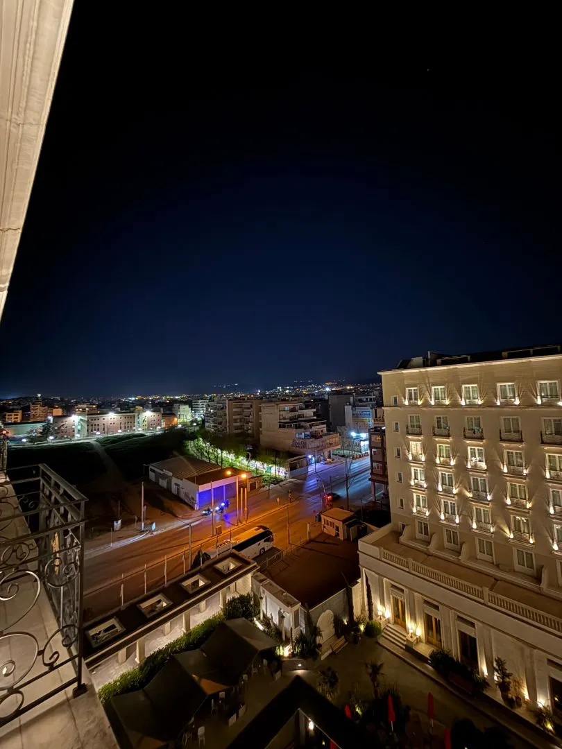 Spałem w Grand Hotel Palace w Salonikach. Warto go wybrać? Pięciogwiazdkowy hotel Grand Hotel Palace Thessaloniki. Widok z okna.