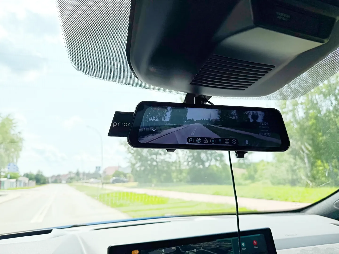 Przetestowałem Prido X8. To wideorejestrator na lusterko Wideorejestrator montowany na lusterku wstecznym Prido X8.
