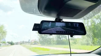 Wideorejestrator montowany na lusterku wstecznym Prido X8.
