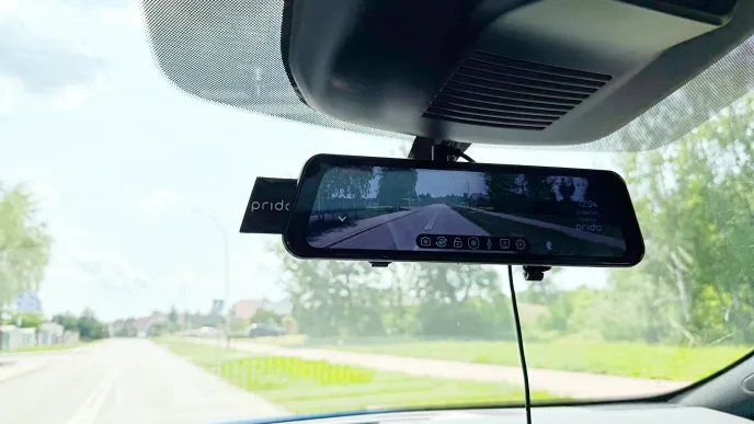 Wideorejestrator montowany na lusterku wstecznym Prido X8.