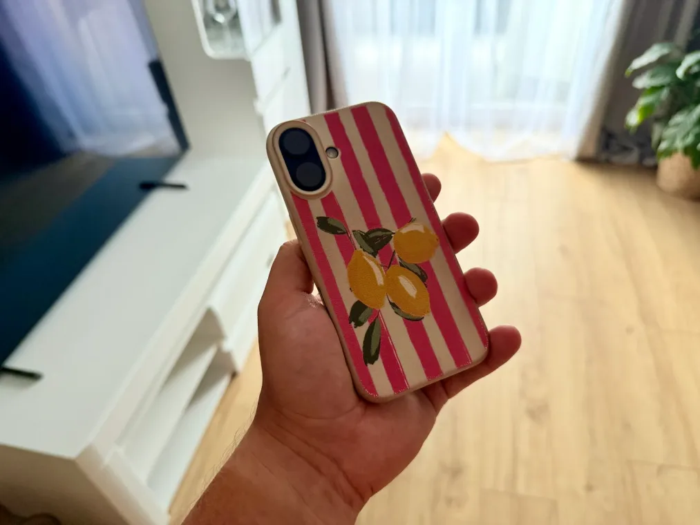 Podatek od smartfonów niebawem wejdzie w życie? Na zdjęciu Apple iPhone 16.