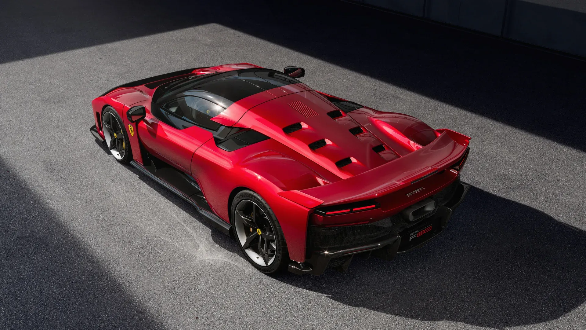 Ferrari F80 z oponami Michelin Pilot Sport Cup 2 R K1