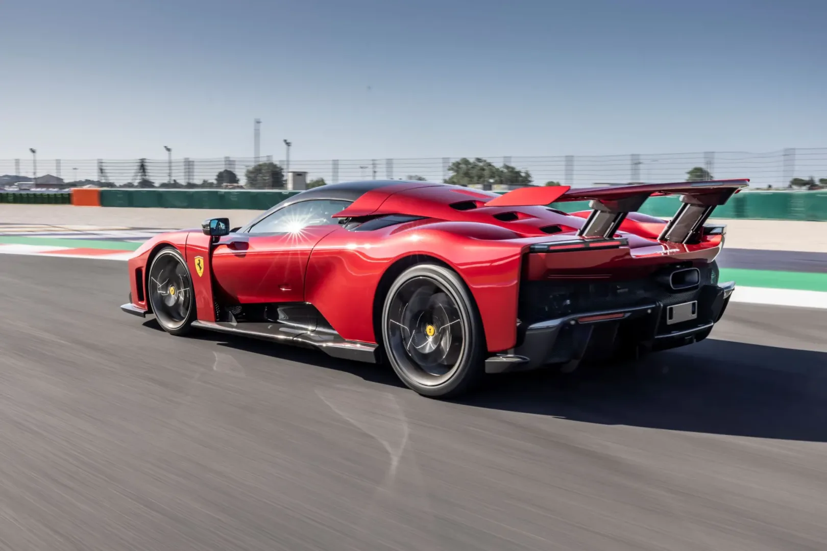 Ferrari F80 z oponami Michelin Pilot Sport Cup 2 R K1
