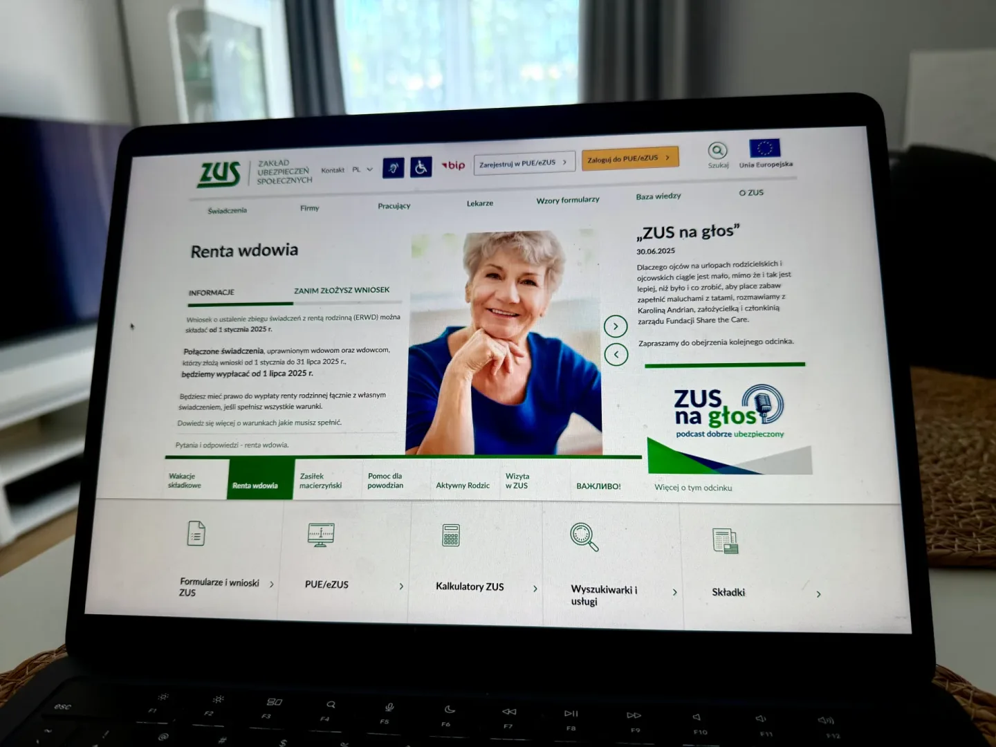 300 zł od ZUS! Zobacz jak łatwo dostać te pieniądze 300 zł od ZUS. Wystarczy, że włączysz stronę internetową Zakładu Ubezpieczeń Społecznych.