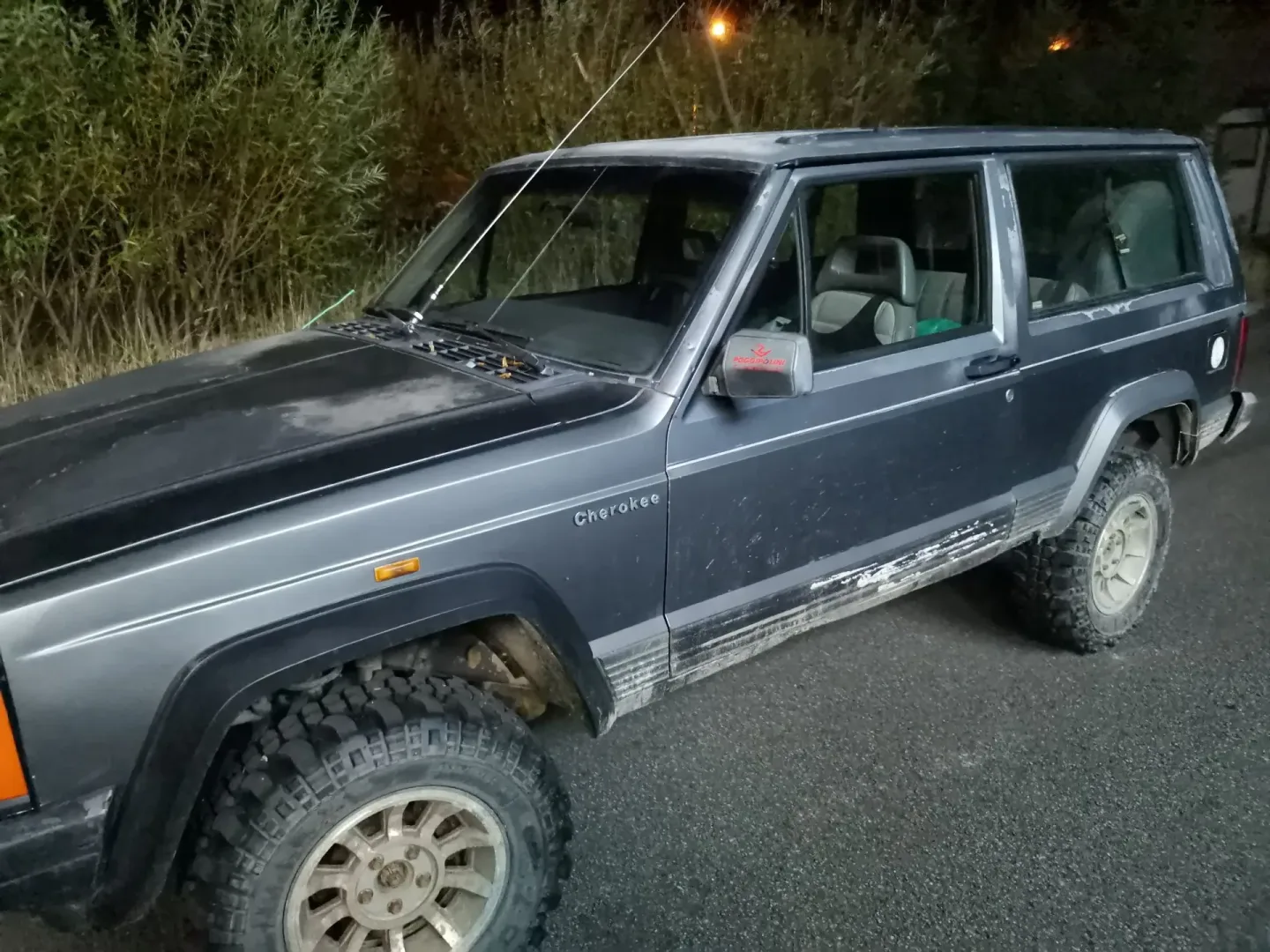 Zakaz sprzedaży aut używanych? Na zdjęciu Jeep Cherokee.