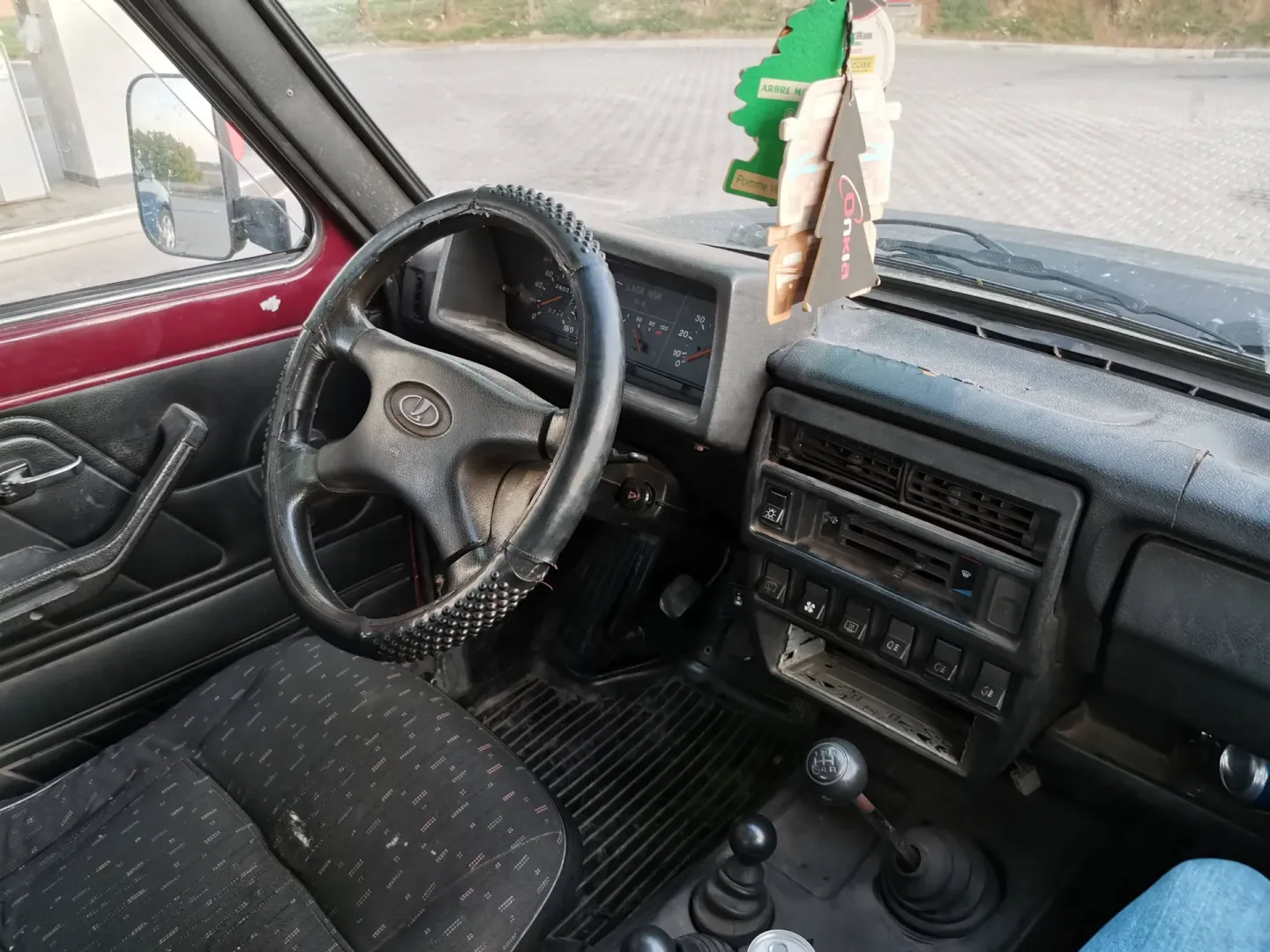 Zakaz sprzedaży aut używanych? Na zdjęciu Lada Niva.