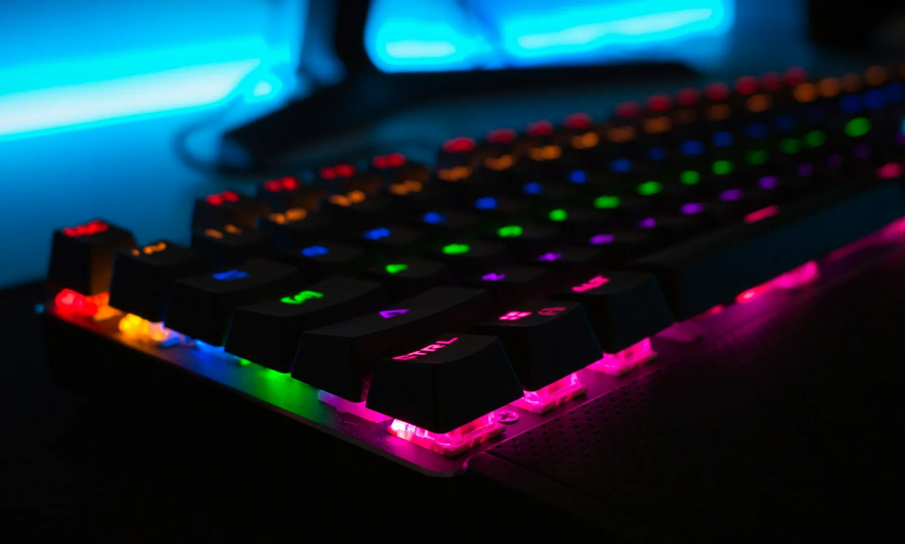 HP HyperX wbija na nowy level gamingu – potężne desktopy OMEN i świeże akcesoria audio