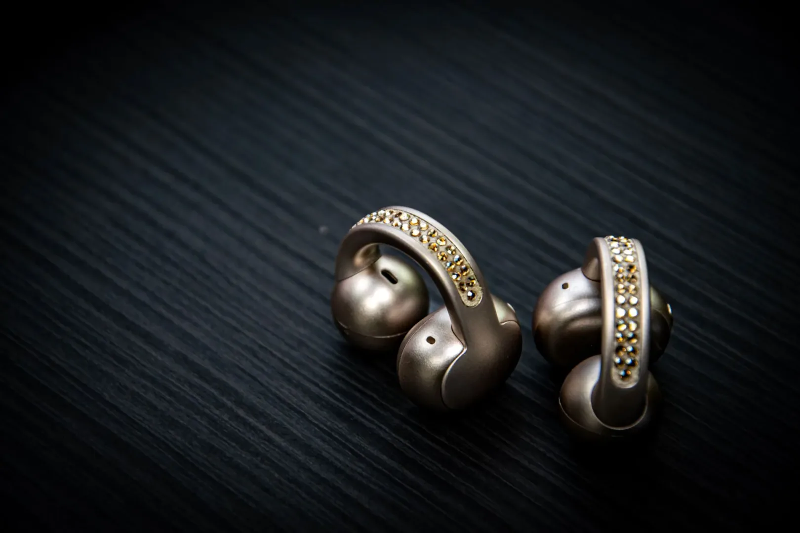 Motorola moto buds loop. Fot. Ernest Dragan / MenWorld.pl.