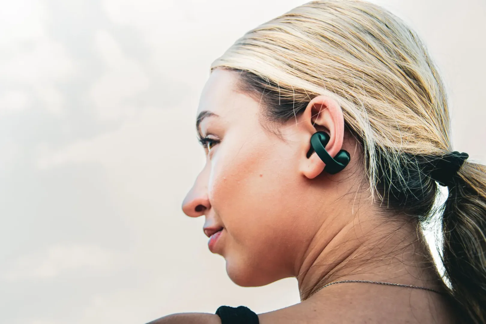 Motorola moto buds loop. Fot. Ernest Dragan / MenWorld.pl.