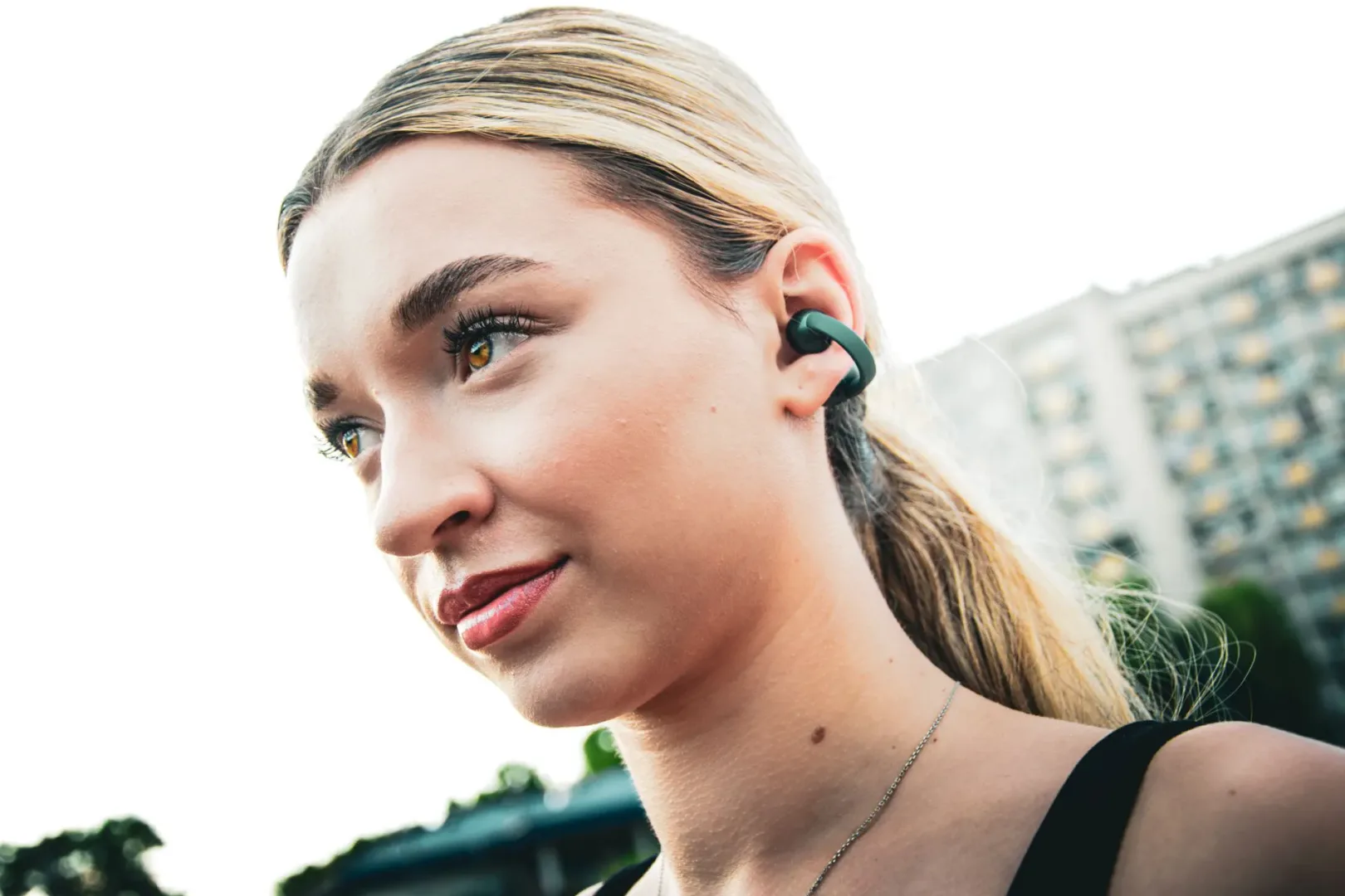 Motorola moto buds loop. Fot. Ernest Dragan / MenWorld.pl.