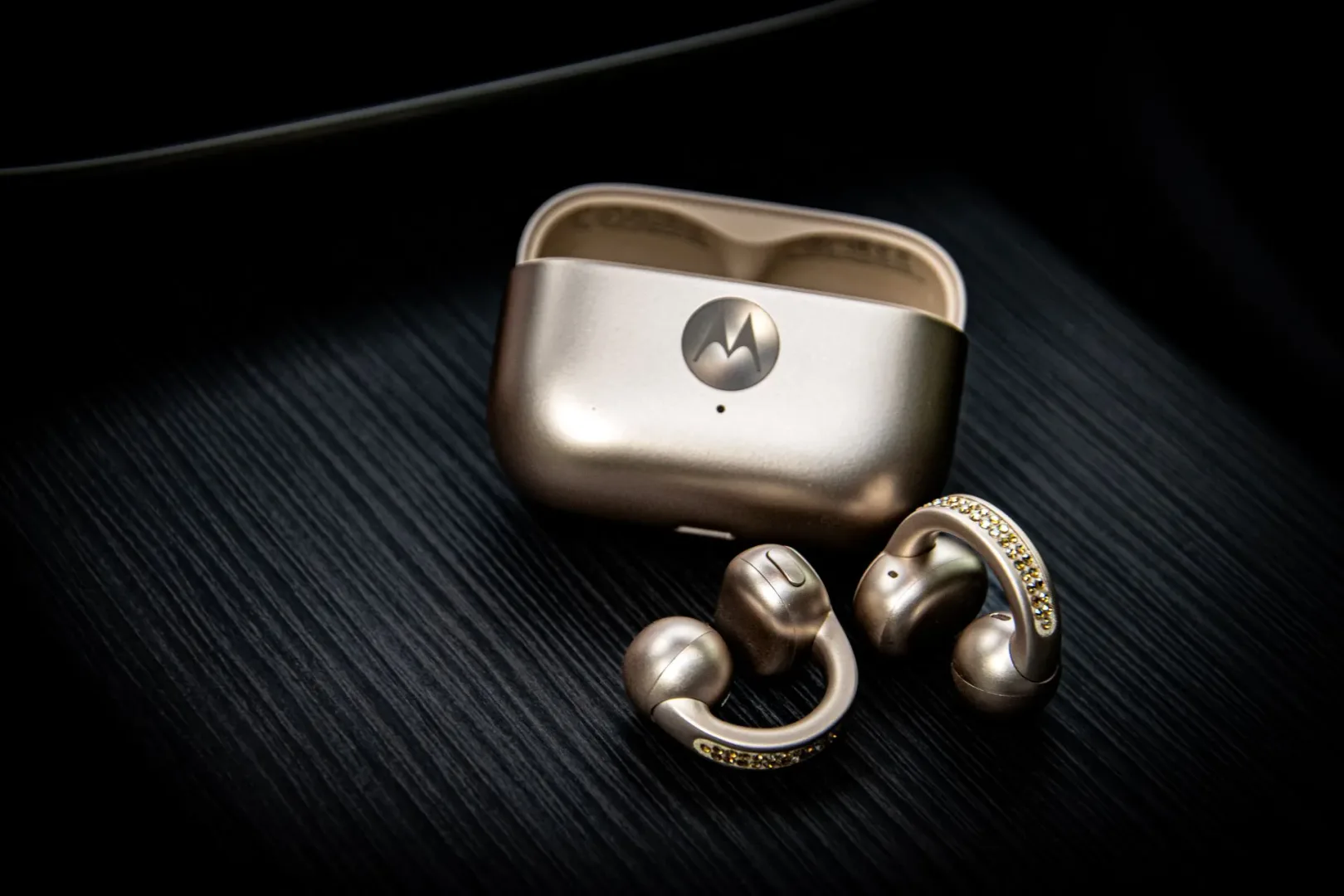 Motorola moto buds loop. Fot. Ernest Dragan / MenWorld.pl.