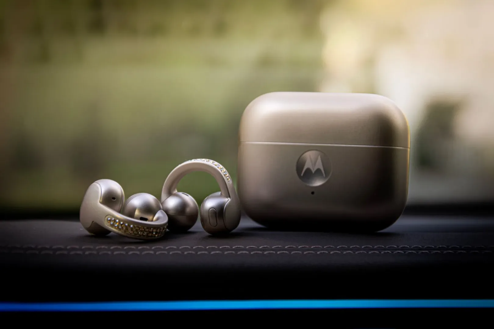 Motorola moto buds loop. Fot. Ernest Dragan / MenWorld.pl.