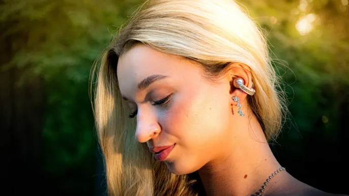 Motorola moto buds loop. Fot. Ernest Dragan / MenWorld.pl.