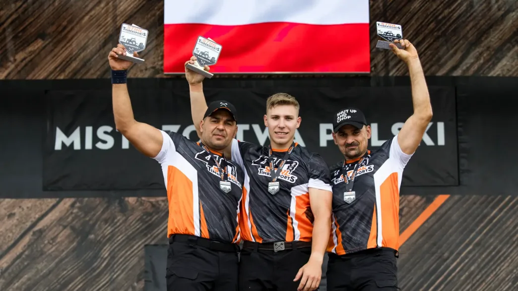 Nowy mistrz Polski w TIMBERSPORTS 2025. Od lewej: Michał Dubicki, Szymon Groenwald i Marcin Dubicki.