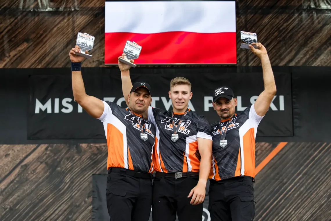 Nowy mistrz Polski w TIMBERSPORTS 2025. Od lewej: Michał Dubicki, Szymon Groenwald i Marcin Dubicki.