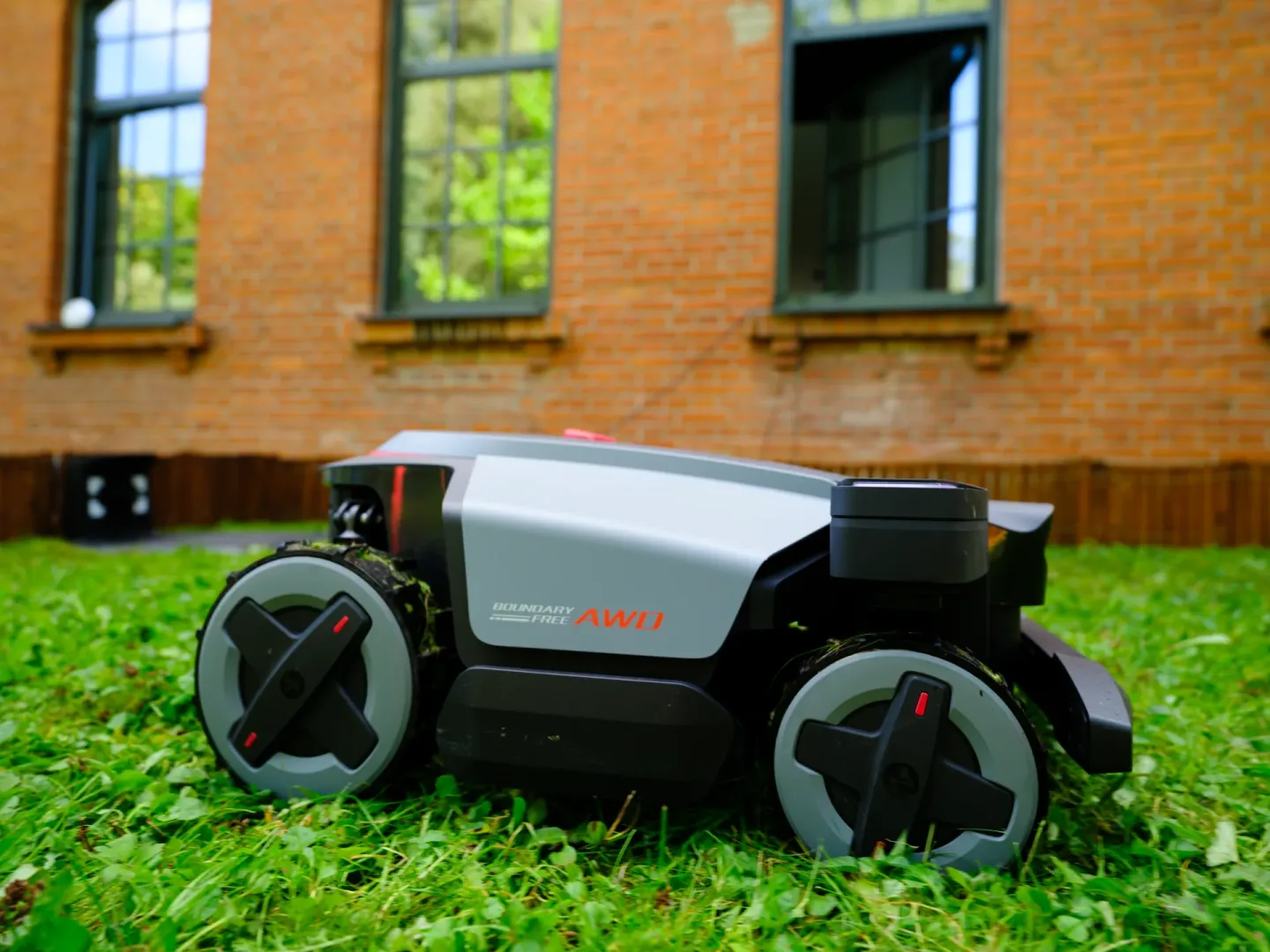 Roborock RockMow i RockNeo będą kosić trawnik. Dadzą radę? Roborock RockMow i RockNeo - nowe roboty koszące.
