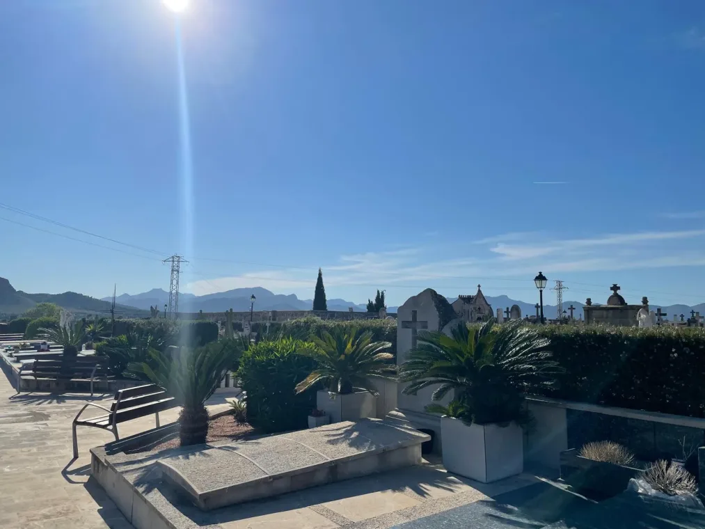 Jak znaleźć grób na cmentarzu? Poradnik.