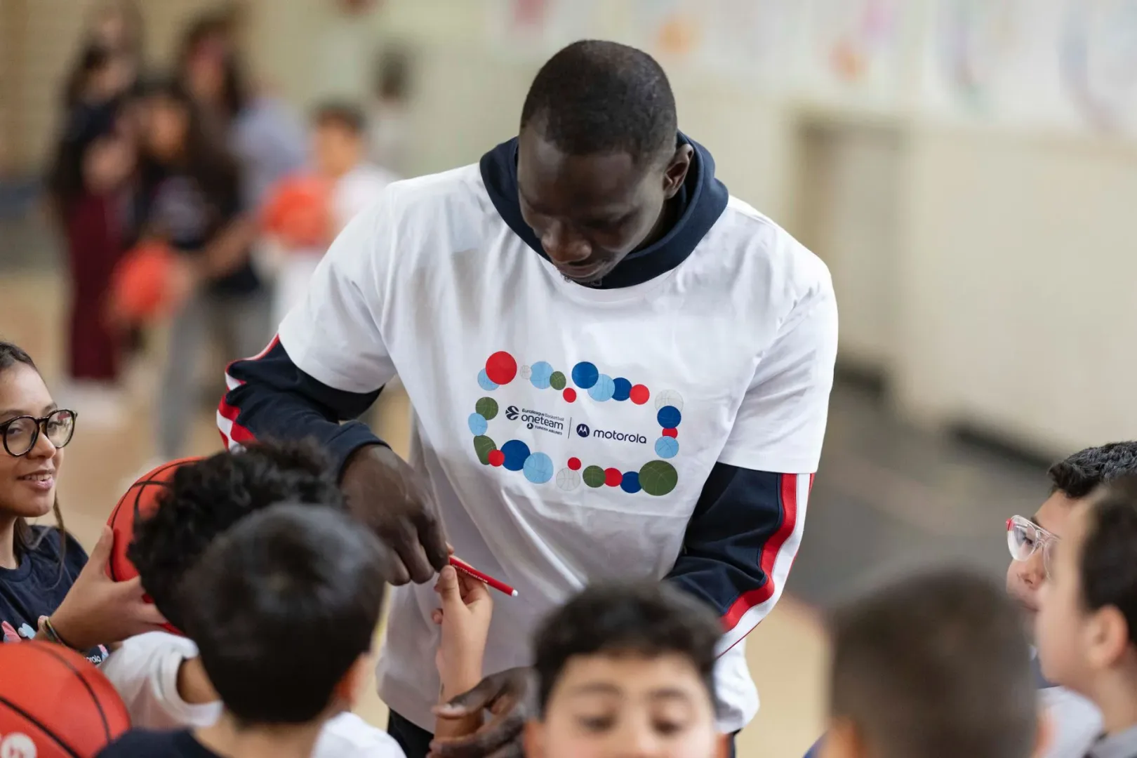 Motorola i Euroleague. Rusza drugi sezon akcji Bouncing for Good Motorola i Euroleague. Drugi sezon Bouncing for Good.