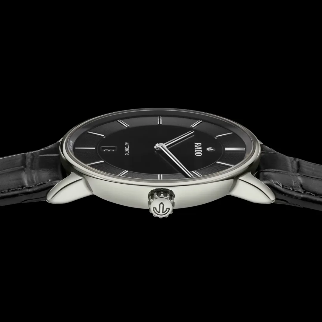 Zegarki Rado w Apart – szwajcarska precyzja i ponadczasowy design Zegarki Rado w ofercie Apart. Na zdjęciu model Diamaster Thinline Automatic.