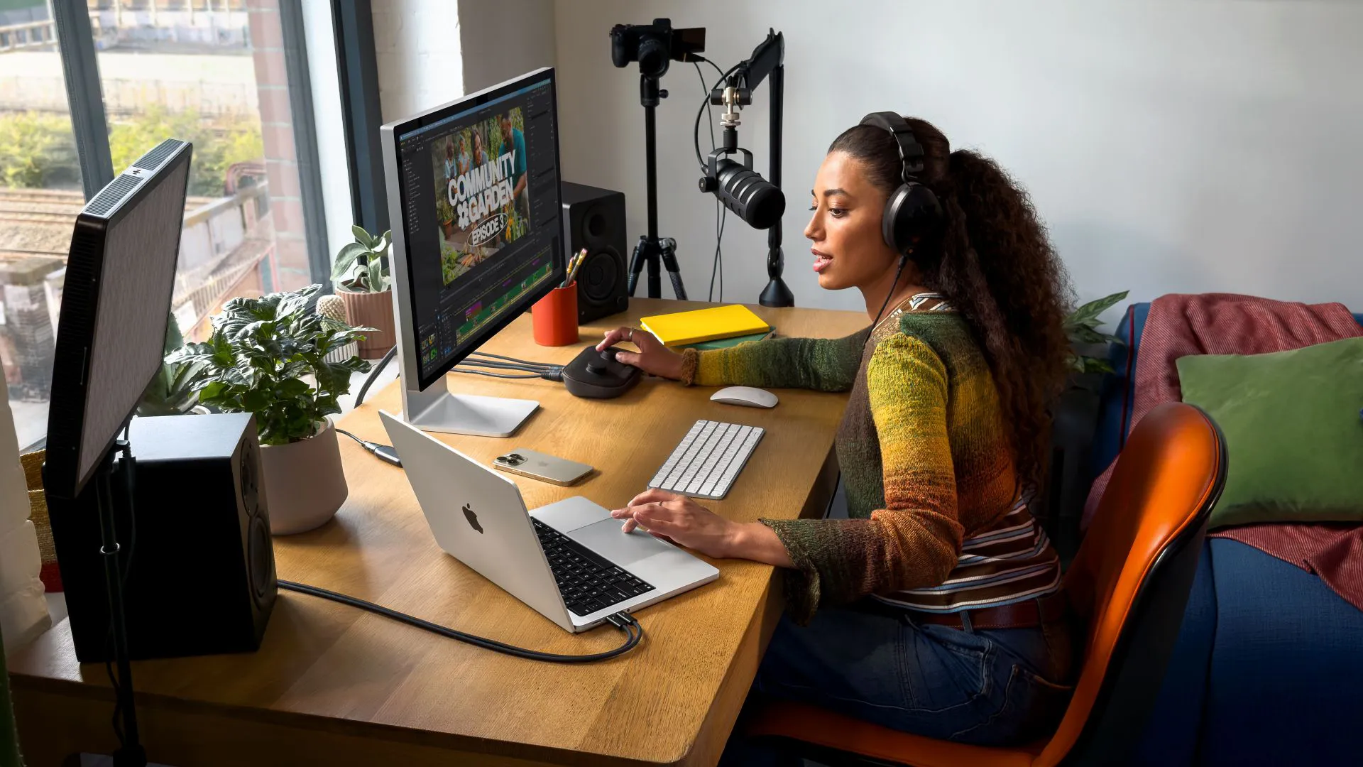 Nowy 14-calowy MacBook Pro z M5 – AI w pełnej mocy i 24 godziny pracy na baterii 14-calowy MacBook Pro z M5.