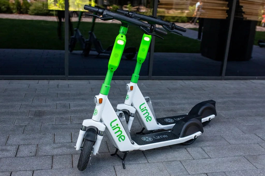 Hulajnogi Lime zostają na zimę! Użytkownicy mogą odetchnąć z ulgą Hulajnogi Lime będą dostępne cały rok.