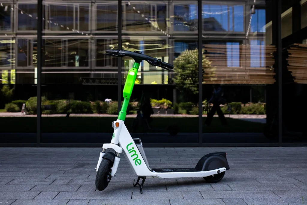 Hulajnogi Lime zostają na zimę! Użytkownicy mogą odetchnąć z ulgą Hulajnogi Lime będą dostępne cały rok.