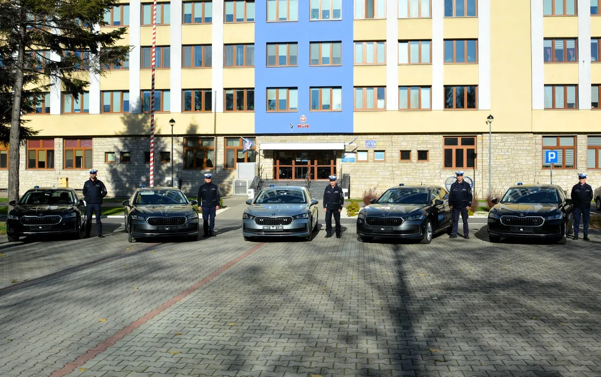 Ten Superb kosztuje 400 tys zł. Już zarabia w rękach Policji Nieoznakowany radiowóz Skoda Superb zyskała mazowiecka policja.