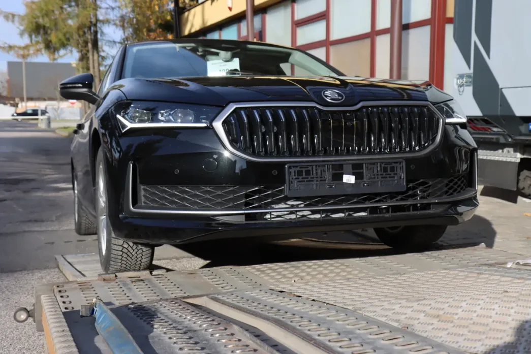 Nieoznakowany radiowóz Skoda Superb zyskała mazowiecka policja.