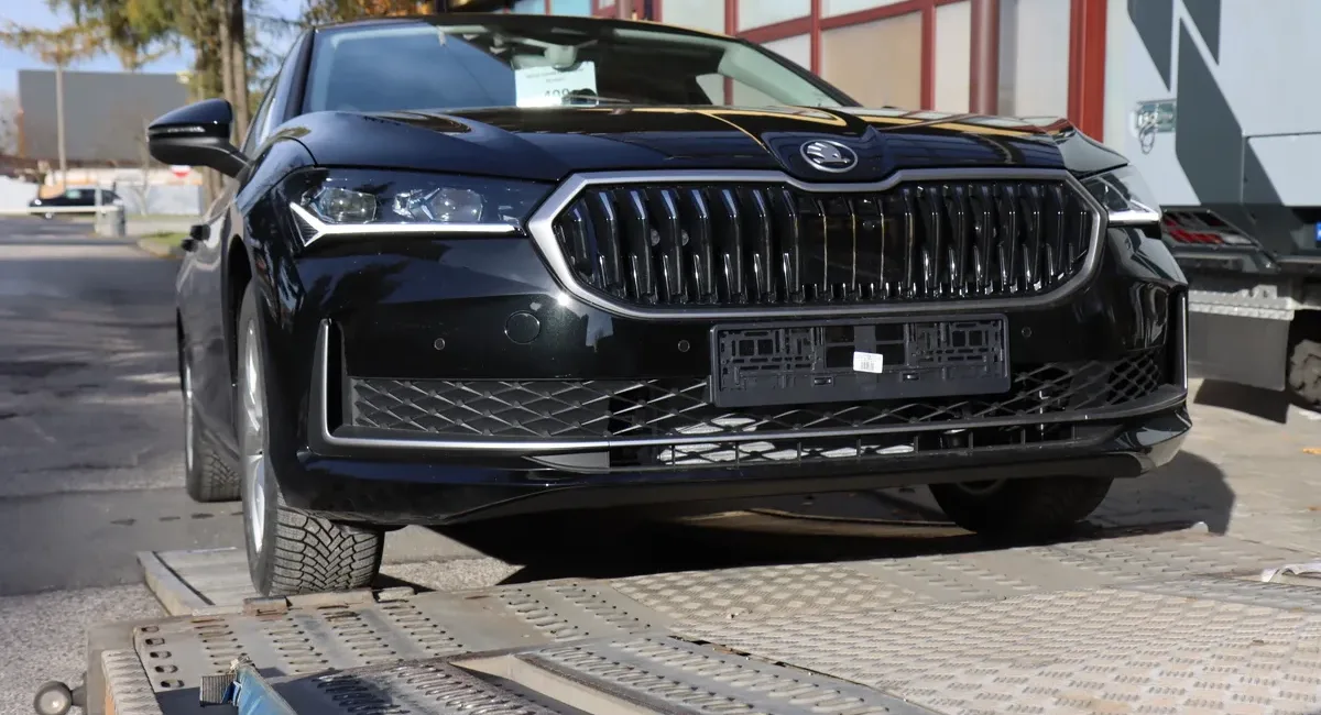 Nieoznakowany radiowóz Skoda Superb zyskała mazowiecka policja.