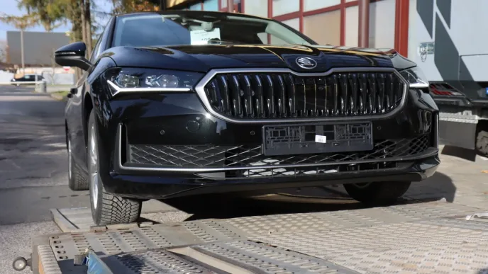 Nieoznakowany radiowóz Skoda Superb zyskała mazowiecka policja.