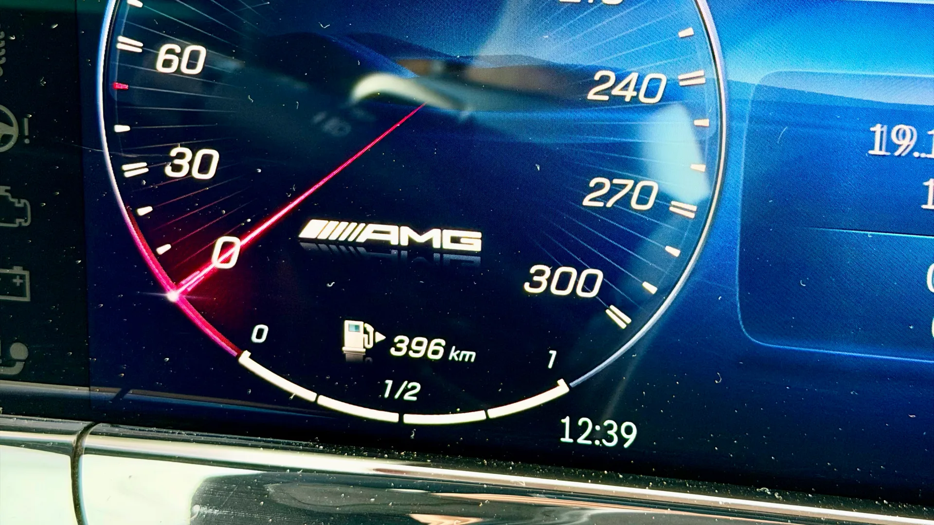 Spotkanie na parkingu? 2000 zł kary! Więzienie za prędkość! Spotkanie na parkingu ze znajomymi? Spodziewaj się kary. Przekraczasz prędkość? Możesz trafić do więzienia! Zmian w prawie może być więcej!