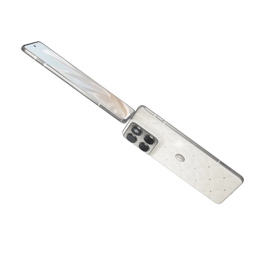 Smartfon Motorola Edge 70 Pantone Colour of the Year 2026 z kryształami Swarovski.