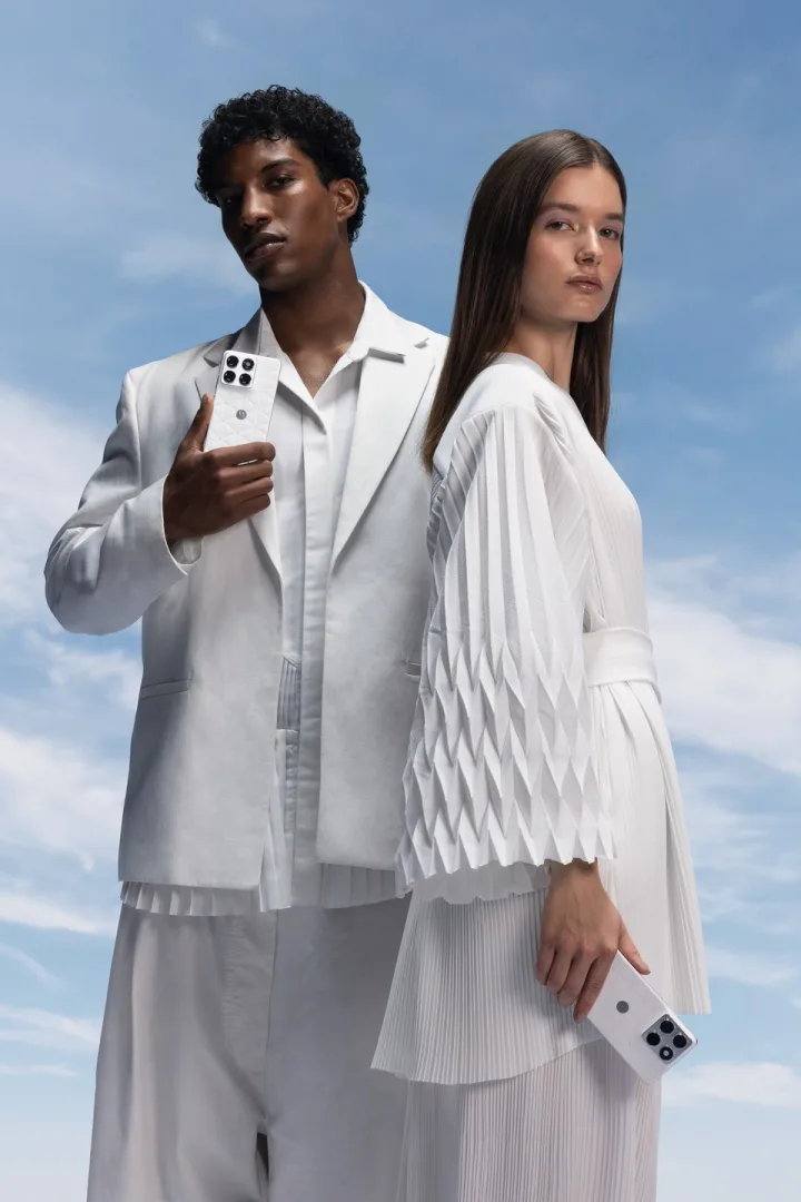 Smartfon Motorola Edge 70 Pantone Colour of the Year 2026 z kryształami Swarovski.