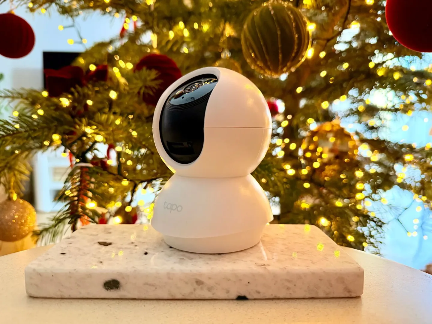 Gadżety TP-Link na świąteczny prezent. Na zdjęciu kamera Tapo C200.