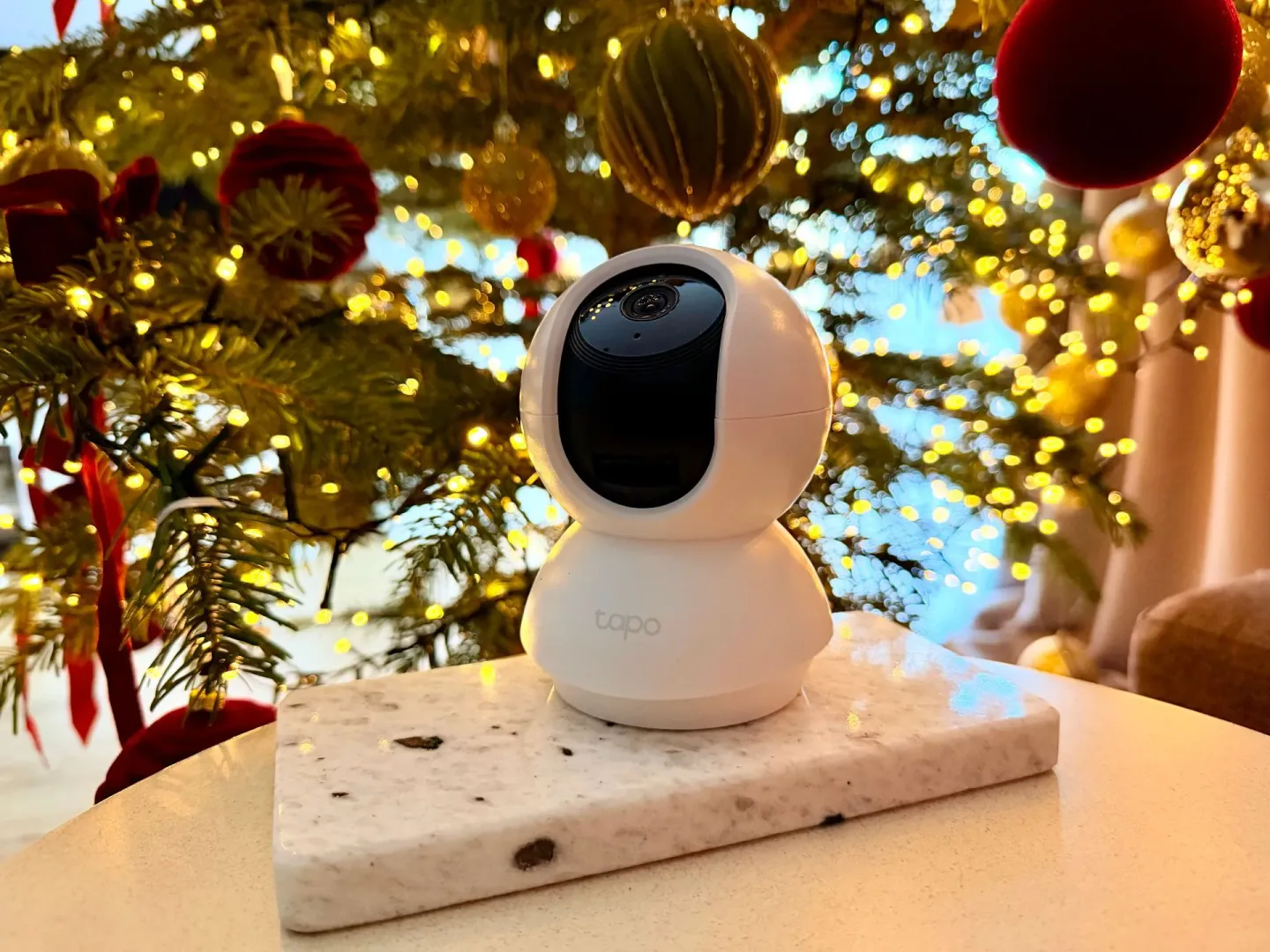 Gadżety TP-Link na świąteczny prezent. Na zdjęciu kamera Tapo C200.