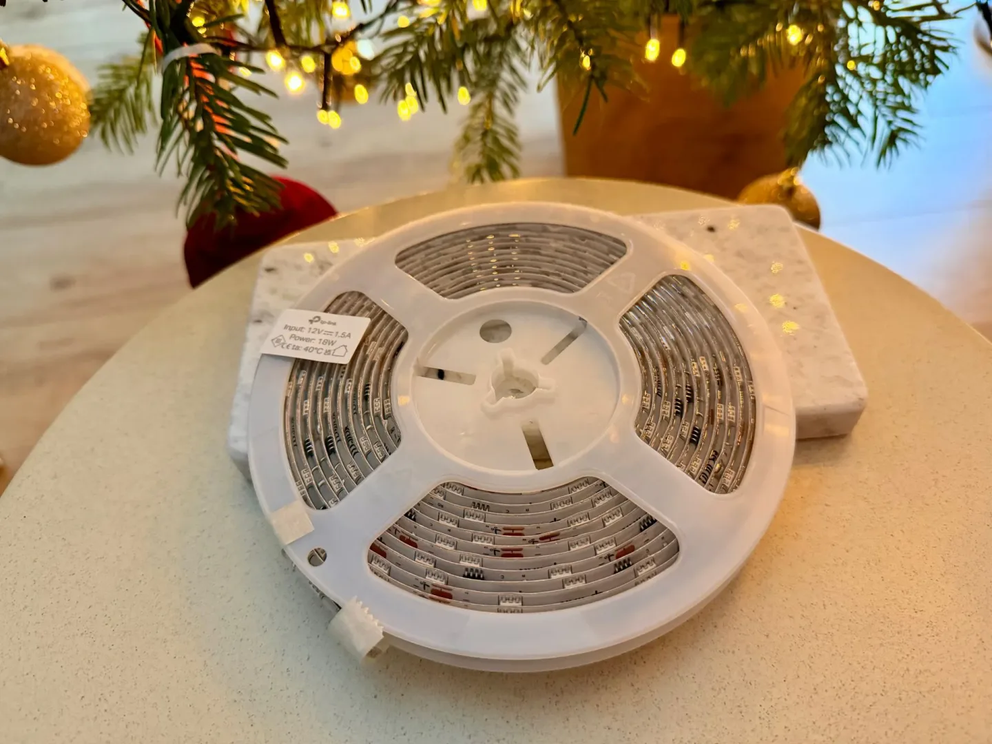 Gadżety TP-Link na świąteczny prezent. Na zdjęciu taśma LED Tapo L920-5.