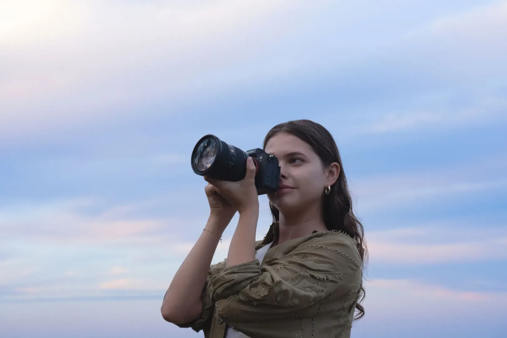 Sony α7 V debiutuje na rynku – AI, szybkie zdjęcia i pełna klatka w jednym Sony α7 V.