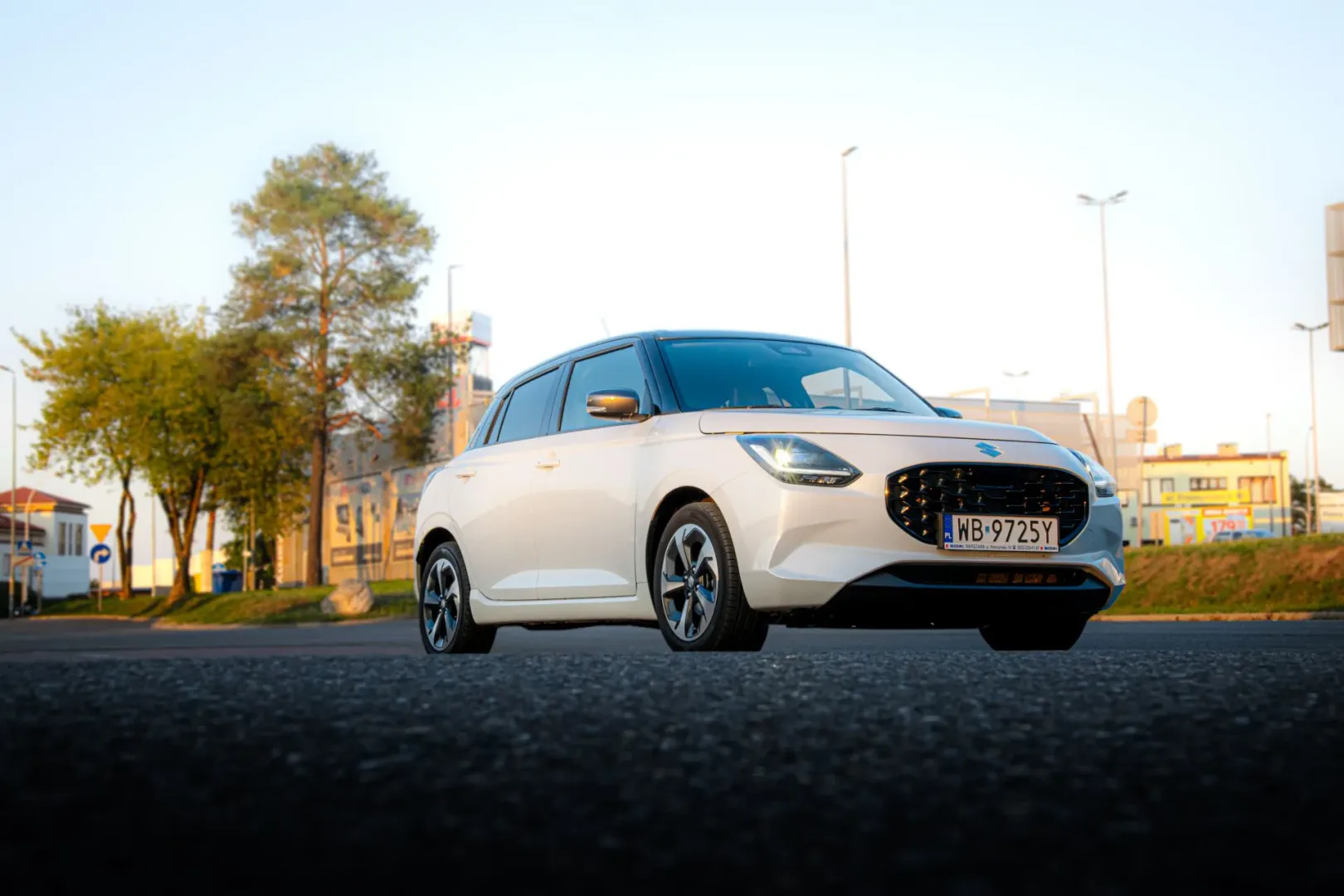 10 mln Suzuki Swift na drogach! Dlaczego jest tak popularny? Suzuki Swift 1.2 DualJet mild Hybrid 2WD 5MT Elegance.