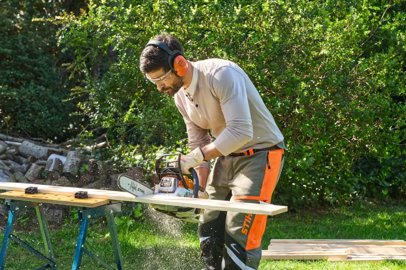 Etap drugi tworzenia koziołka do cięcia drewna.
