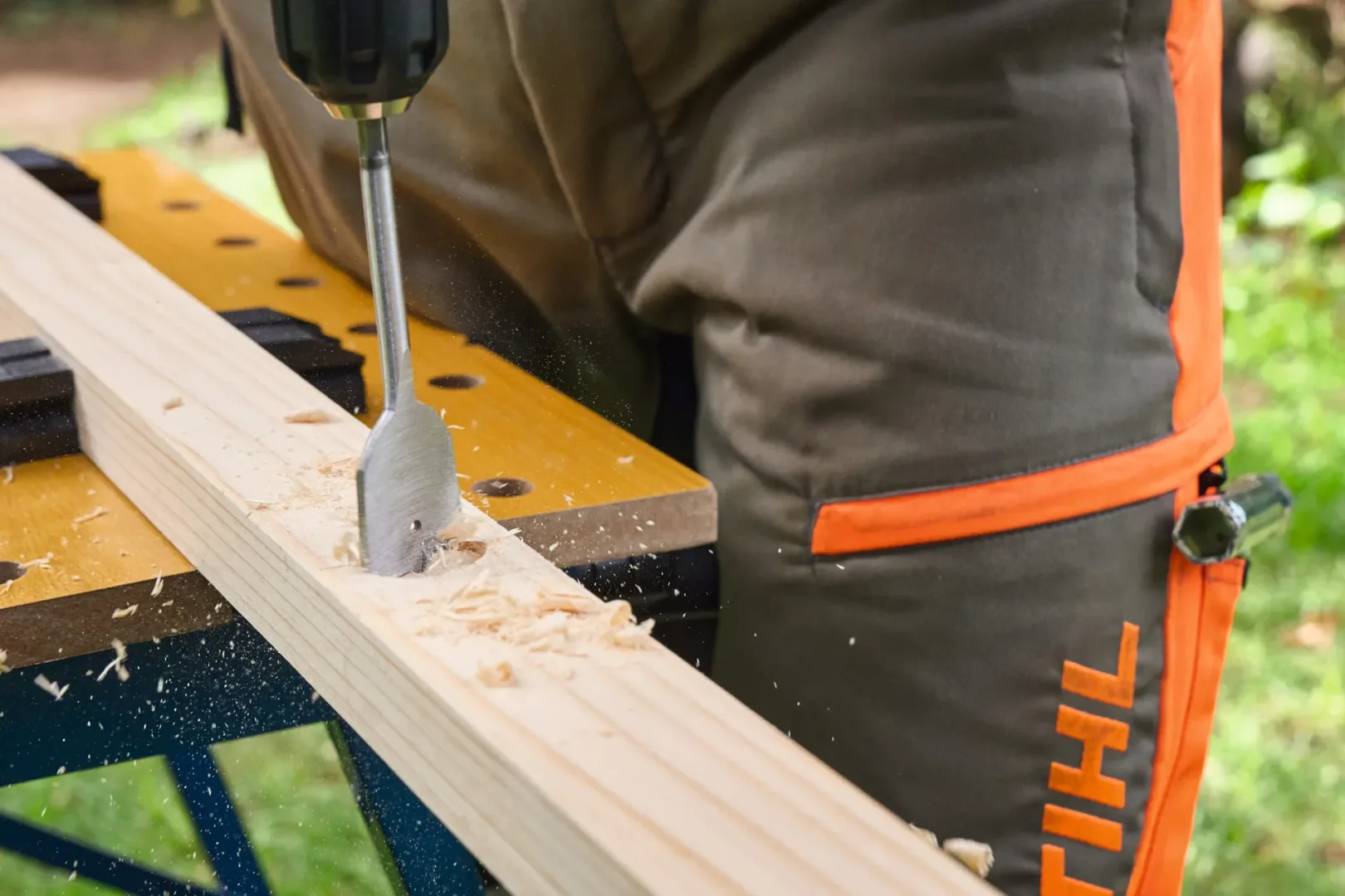 Etap trzeci tworzenia koziołka do cięcia drewna.